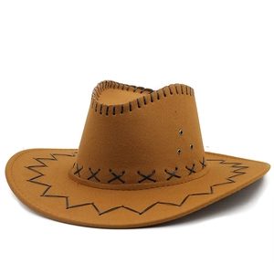Détails d'un chapeau de cow-boy en daim marron avec œillets et surpiqûres tressées en cuir