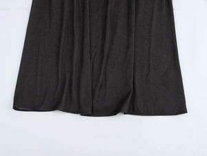 Detailaufnahme des schwarzen Kleidsaums mit hochwertigen Nähten und feiner Stofftextur