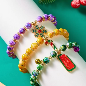 Nahaufnahme von Weihnachts-Perlenarmbändern mit Schneeflocke, Glocke und Zuckerstange