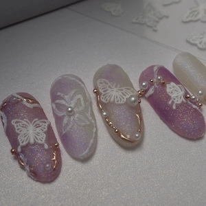 Stickers ongles 3D papillon élégants avec dégradé violet, perles et détails dorés