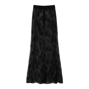 Jupe longue évasée en dentelle noire à taille haute avec large ceinture sur fond blanc