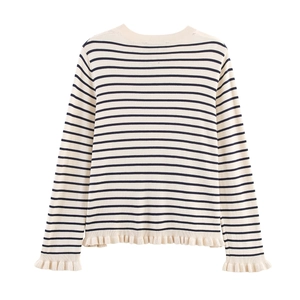 Détail d'un pull en maille rayé montrant des volants aux poignets et à l'ourlet chic