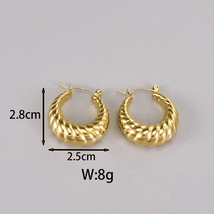 Close-up of golden hollow crescent earrings with twisted texture and dimensions 2.8cm