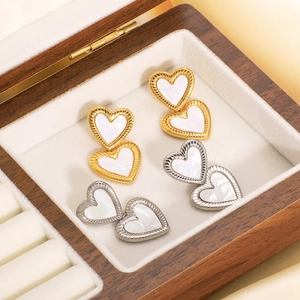 Boucles d'oreilles double cœur avec nacre et bordure en corde de métal doré