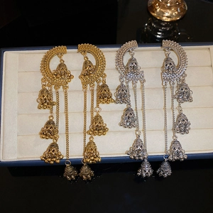 Vue détaillée des boucles d'oreilles jhumka bohème en finition or vintage et argent antique