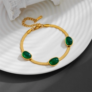 Collana a catena piatta in acciaio inossidabile dorato con cinque pietre verde smeraldo