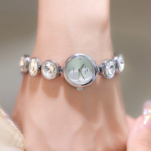 Montre quartz argentée pour femme avec accents de cristaux étincelants sur bracelet métal