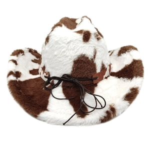 Détail d'un chapeau de cowboy en peluche avec imprimé vache marron et blanc doux