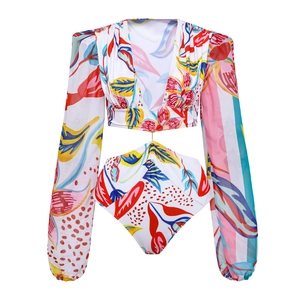 Détail d'un maillot de bain évidé à col en V avec manches bouffantes et motifs floraux