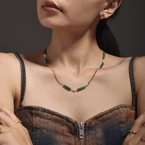 Collier chic en bambou doré avec aventurine verte et perles blanches sur mannequin