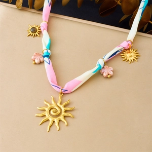 Collier Écharpe En Tissu Tie-Dye Bohème En Acier Inoxydable Plaqué Or Pendentifs Soleil Fleur Pour Femmes