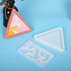 Vista macro dello stampo in silicone per puzzle triangolare in 2 pezzi per resina