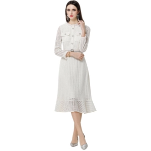 Elegante abito midi in pizzo bianco a maniche lunghe con bottoni argento e cintura in vita
