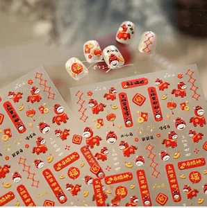 Détails macro d'autocollants nail art Nouvel An chinois avec cheval du zodiaque et lanternes