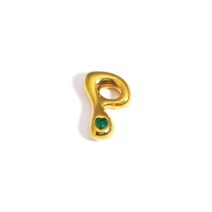 Vue macro du pendentif lettre P doré avec un détail de pierre gemme cœur verte