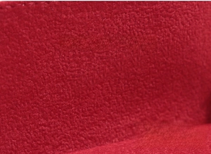 Détail macro du tissu en velours perlé rouge foncé de qualité pour pochettes bijoux