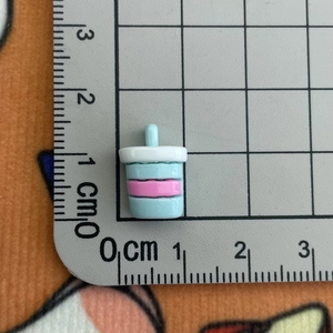 Mesure détaillée d'un mini gobelet en résine bleu et rose pour travaux manuels DIY