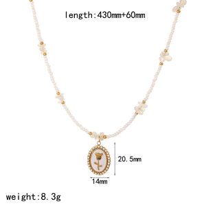 Dettaglio della collana di perle con ciondolo a tulipano dorato e accenti, 430+60mm