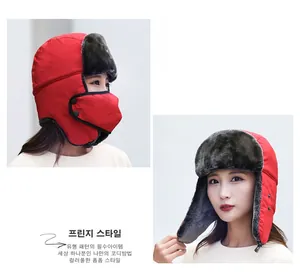 Détail d'un bonnet d'aviateur rouge avec doublure en fourrure grise et masque amovible