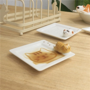 Japanese style hand-painted ceramic sauce dish with 3D embossed cat patterns