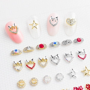 Kit bijoux d'ongles japonais avec cœurs étoiles et nœuds en cristal sur fond blanc
