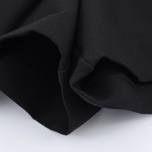 Schwarze Falten-Shorts für Damen mit Metallkettendetail und hochwertiger Stofftextur