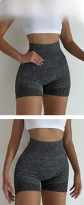 Détail du short de sport sans couture à taille haute gris anthracite effet push-up