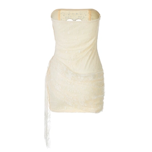 Dettaglio del vestito a bustino in pizzo beige con strass e texture drappeggiata