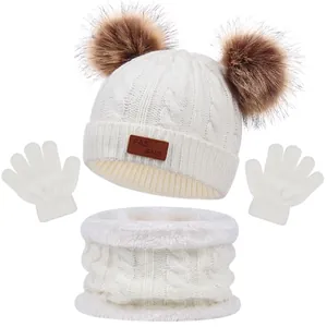 Ensemble hivernal enfant en tricot crème avec bonnet à double pompon et écharpe