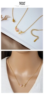 Détail macro du collier tulipe avec gemme rose et feuilles en cristal étincelant