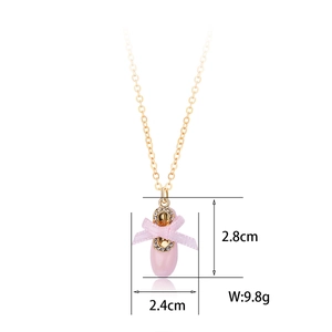 Dettaglio del ciondolo scarpetta rosa con dimensioni, peso e fiocco di strass scintillanti