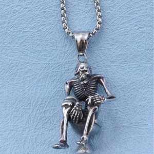 Collier original avec pendentif squelette sur toilettes argenté et chaîne box unisexe