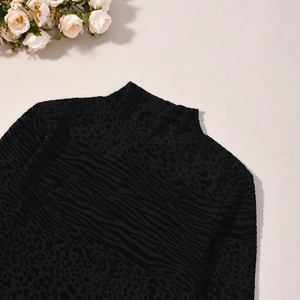 Haut en tulle à imprimé léopard et zèbre à plat avec des fleurs décoratives élégantes