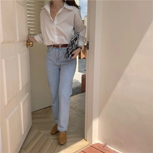 Lifestyle view of a vintage jacquard shoulder bag paired with white shirt and jeans