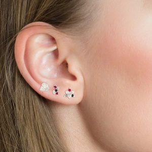 Macro di un set di piercing in argento sterling 925 con pietre colorate indossati