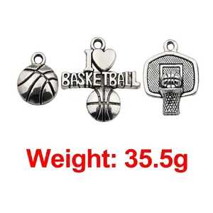 Vista macro di 3 ciondoli da basket in argento retrò con trame metalliche a rilievo