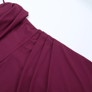 Gros plan sur les détails plissés raffinés et le tissu satiné d'une robe bordeaux chic