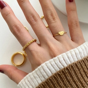 Minimalist gold teddy bear ring set with twisted rope design for women's jewelry