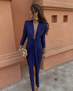 Détail d'une robe longue en satin bleu foncé avec col en V et taille plissée