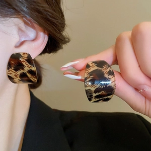 Gros plan sur les boucles d'oreilles vintage en résine à motif léopard élégant