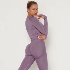 Dettaglio del completo yoga viola senza cuciture con leggings a vita alta e crop top