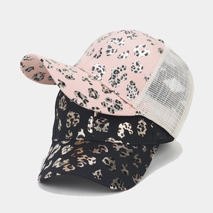 Dettaglio cappelli trucker con stampa leopardata, rete traspirante e finitura metallica