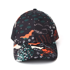 Détail de la casquette de baseball au motif floral abstrait et motifs naturels vifs