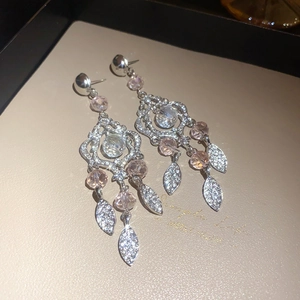 Detail von Vintage-Silber-Fransenohrringen mit rosa Perlen und blattförmigen Anhängern