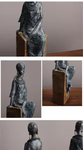 Détail d'une sculpture africaine rétro montrant la texture bronze et boucles d'oreilles