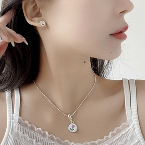 S925 sterling silver tulip necklace and stud earrings set worn by a female model