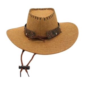 Détail d'un chapeau de paille de cowboy avec mentonnière tressée et bandeau à rivets