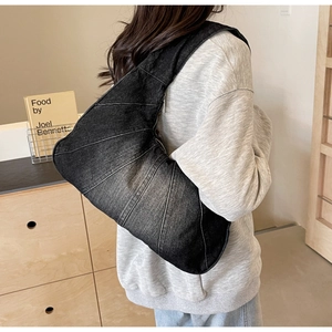 Sac bandoulière en denim noir tendance avec surpiqûres blanches et design géométrique