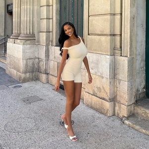 Elegante tutina beige in maglia con spalla scoperta e dettaglio a nodo stile urbano