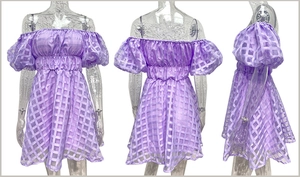 Vue triple d'une robe violette à carreaux en maille, épaules dénudées et manches bouffantes